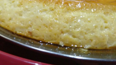 Pudim de leite com furinhos