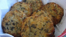 Bolinho frito de caxi com frango do Paraná