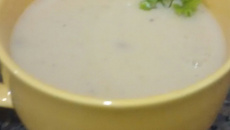 Sopa de cebola com batatas