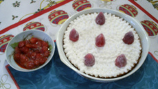 Sobremesa de ricota,com calda de morango.