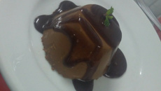 Flan de cappuccino com calda de chocolate