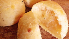 Pão de queijo com grana e amêndoas