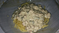 Macarrão com molho branco e peito de peru