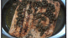Salmão gratinado com molho de alcaparra
