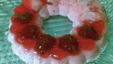 Doce rápido de gelatina e morangos