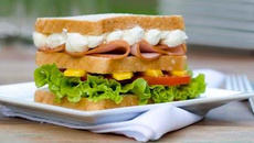 Club Sandwich com Tender e Philadelphia