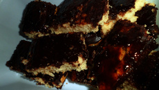 Bolo de limão com cobertura de chocolate