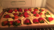 Mousse de morango com pedaços de chocolate branco