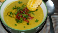 Creme de ervilha com frango desfiado