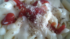 Macarrão penne com molho de queijo sabor pizza