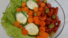 Salsicha frita com ovos (fritos no pimentão)