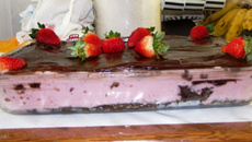 Bolo mousse de chocolate com morango