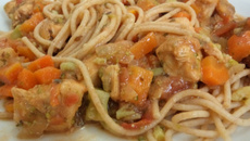 Macarrão integral ao molho de frango com legumes e biomassa de banana verde