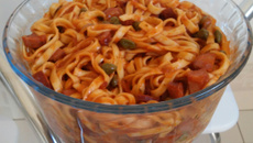 Macarrão com calabresa e alcaparras