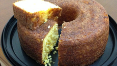 Bolo de milharina e milho verde