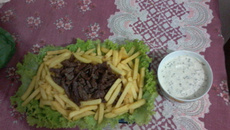 Batatas fritas com carne de sol e molho caseiro de maionese