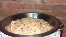 Farofa caramelizada crocante com cebola caramelizada, amêndoas e cranberries