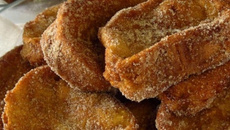 Rabanada com leite condensado e canela