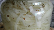 Cebola fatiada em conserva