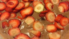 Estrogonofe de morango com chocolate