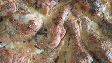 Coxa de frango ao creme de cebola