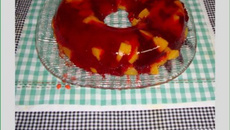 Gelatina de morangos silvestres com pêssegos