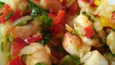 Salada de camarão com kani-mine