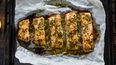 Filé de salmão na manteiga de ervas