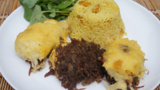 Escondidinho de mandioca com carne de sol e arroz com pequi