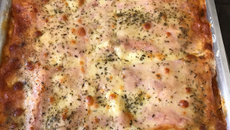 Lasanha com carne moída e molho branco