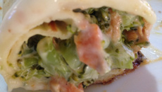 Panqueca integral de queijo com brócolis e cenoura