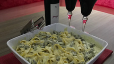 Macarrão ao molho quatro formaggio com tirinhas de filé mignon