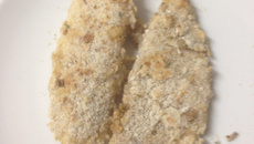 Peixe empanado assado