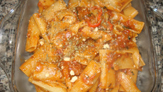 Rigatoni ao molho de tomate e manjericão