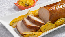 Lombo com maçã verde e cebolas