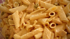 Macarrão com frango e azeitona