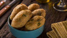 Bolinho de mandioca recheado de carne moída
