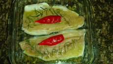 Trutas grelhadas com alecrim e pimenta vermelha