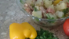Salada de atum com batata palha