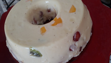 Delícia de leite em pó com salada de frutas