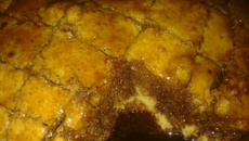 Bolo simples com calda de chocolate