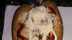 Cachorro quente com carne moída e pão francês