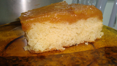 Bolo caramelado de abacaxi