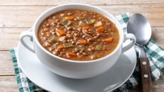Sopa de lentilha com frango desfiado na panela de pressão