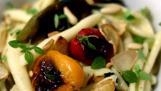 Massa (maccheroni) com mini pimentões e alhos assados ao pesto de manjericão