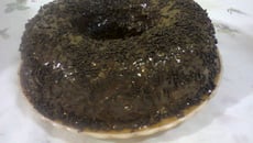 Bolo mesclado com cobertura de chocolate e beijinho