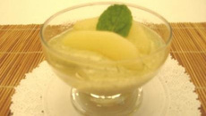Taça de pêra com creme de hortelã
