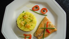 Salmão ao molho de mexerica com arroz de camarão