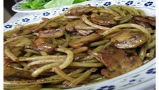 Bucatini ao cacau e cogumelo