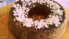 Bolo de café com chocolate e passas